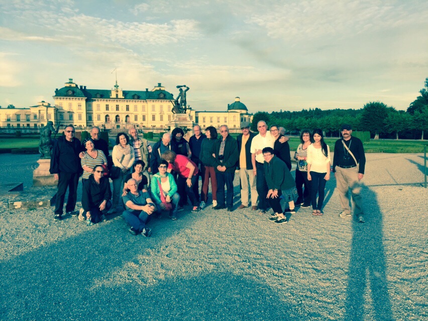 על רקע ארמון מגורי בית המלוכה Drottningholm
